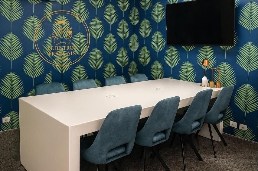 Salón privado de Atypico con mesa para 8 personas y pantalla — El Cangrejo, Panamá